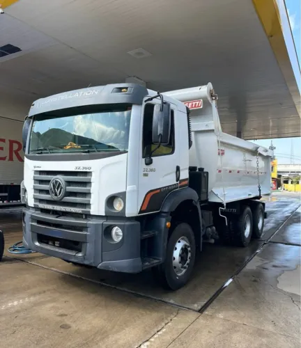 VW 32.360 ano 2021, 6x4, com caçamba Rossetti de 14 m, em MG