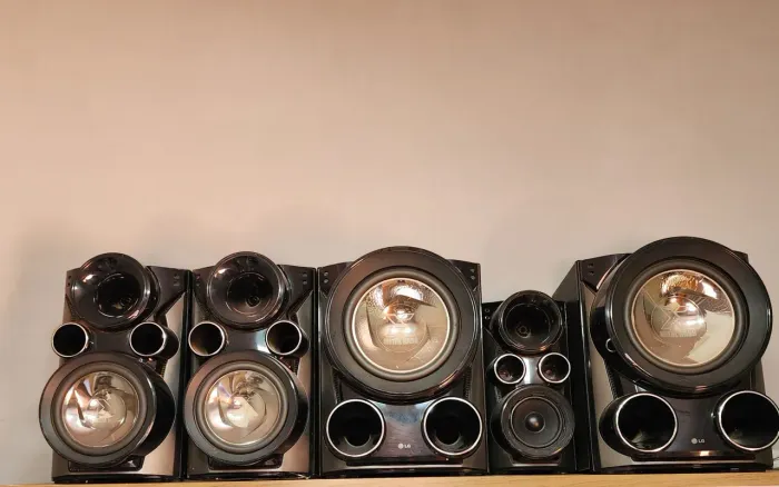 Caixas de LG Potente com Metal Bass