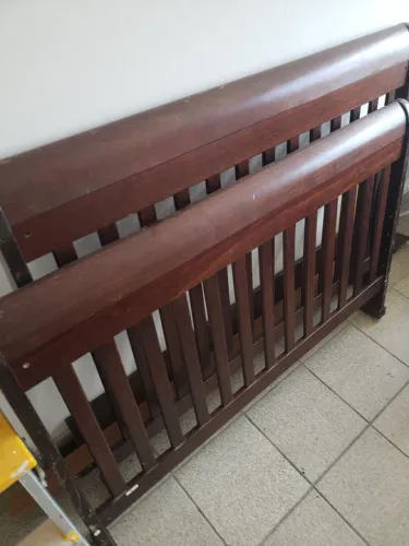 Cama casal madeira pura.