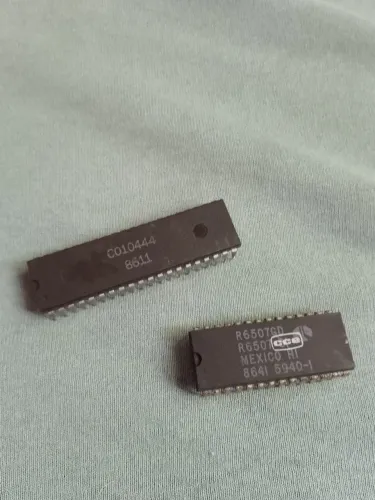 Kit 2 c.i. - ppu e memória ram p/ sistema Atari 2600 veja leia