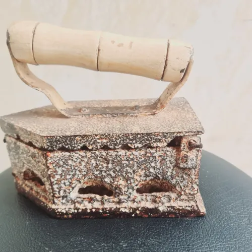 Ferro de passar antigo a brasa ferro fundido 