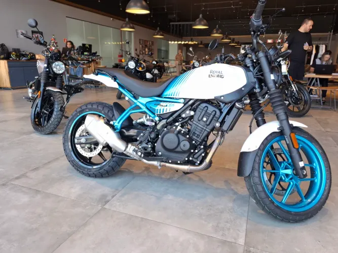 AM-Royal Enfield Guerrilla 450 Brava BLUE -*EMPALCAMENTO GRATIS*