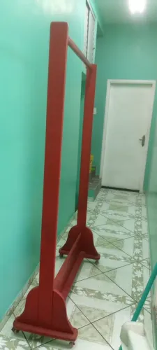 Arara de madeira para roupas