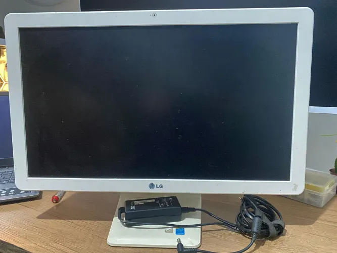 ALL in one LG 22v280 (luz vermelha)