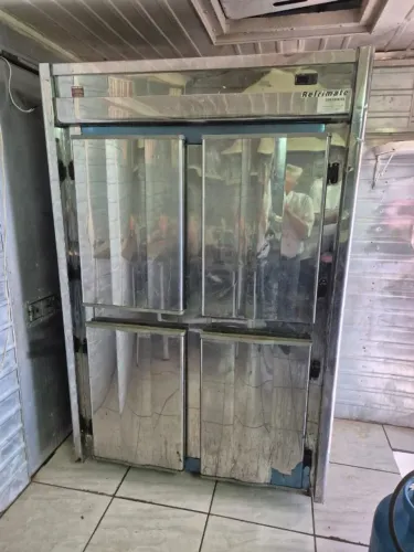 GELADEIRA COMERCIAL  4 PORTAS - INOX MARCA REFRIMATE DIMENSÕES DO PRODUTO LARGURA 1,20 mts