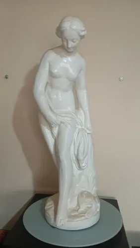 Escultura de Dama Clássica. Resina.