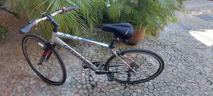 Bike Cannondale híbrida alumínio e carbono importada dos EUA.  
