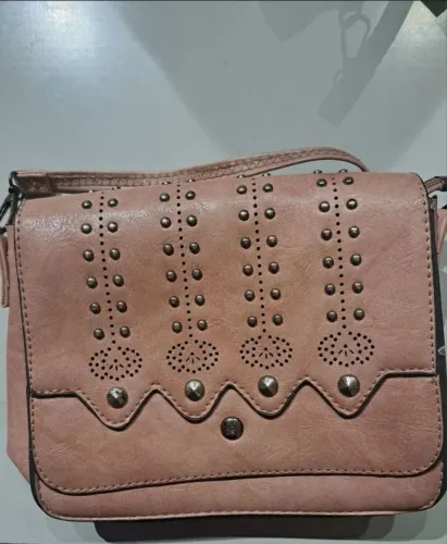 Bolsa Feminina Rosa com Detalhes em Metal