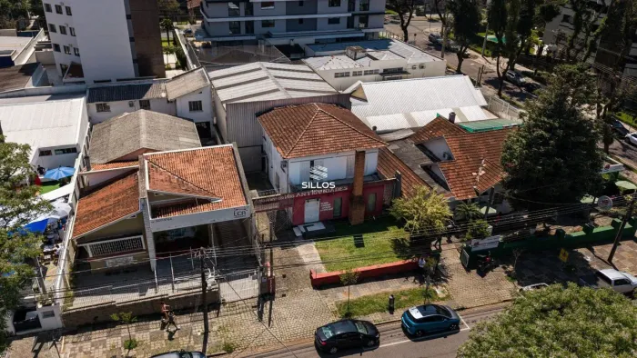 Casa e galpão comercial com 220m² de área total para alugar no Bigorrilho em Curitiba