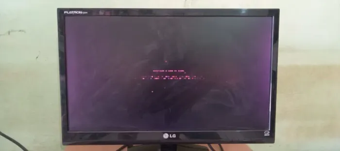 MUNITOR LG  FLATRON E 2241 COM DEFEITO  TELA VERMELHA LIGA NORMALMENTE