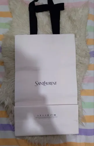 Sacola de papel Saint Laurent desapego 