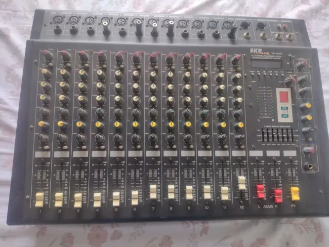 Mesa de som amplificada com equalizador  12 canal 