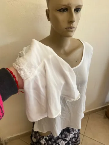 Camisa branca com detalhe em renda