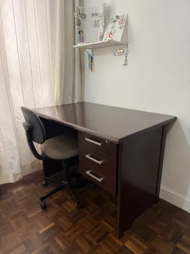 Mesa de Escritório com Gavetas e Cadeira