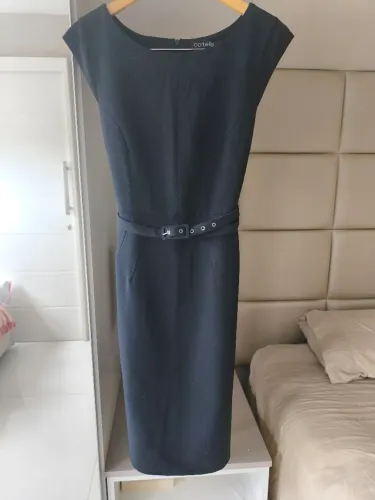 Vestido tubinho em crepe com cinto