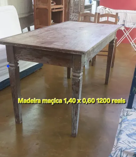 Mesa de madeira maçica
