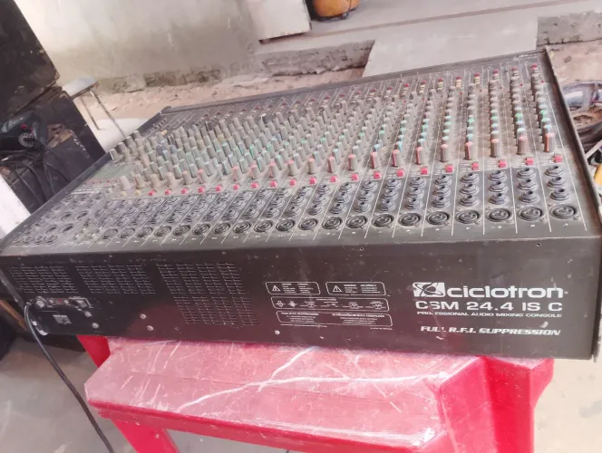 Vendo mesa de 24 canal funcionando mais faz limpeza 