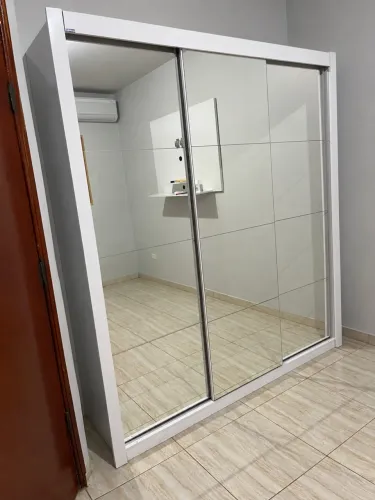 Guarda roupa branco espelhado