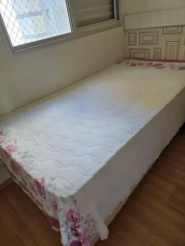Vende-se 2 camas c/ box