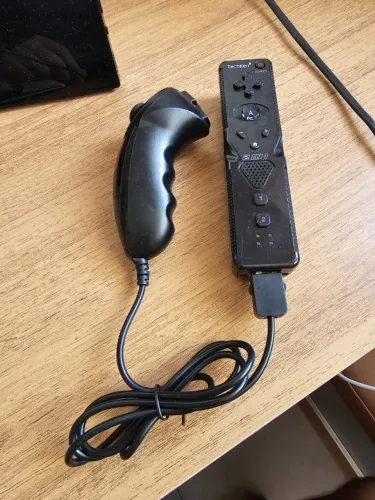 Controle Remote + Nunchuk TechKen P/ Wii, Wii U e emuladores (Motion Plus Integrado)