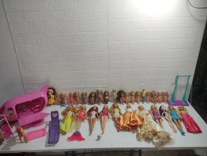Lote bonecas e acessorios