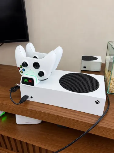 Xbox Series S c/ 2 Controles e Base Carregadora