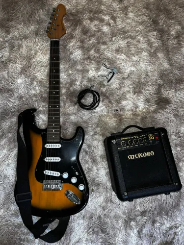 Guitarra Stratocaster Michael com amplificador