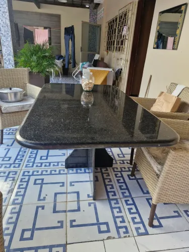 Mesa de granito boleada
