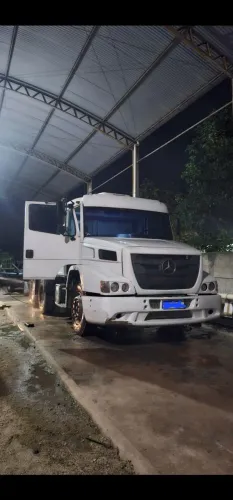 Mercedes 1635.