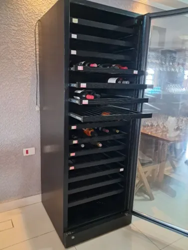 Adega Climatizada Para vinhos de Luxo