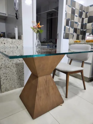 Mesa de jantar - 4 lugares - tampo de vidro e base de madeira. LÍDER