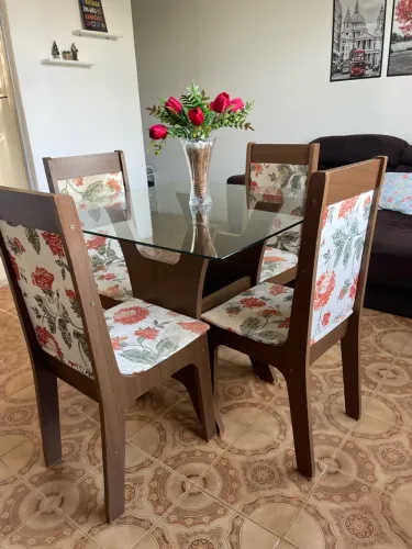 Mesa de vidro com quatro cadeiras