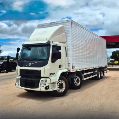 Volvo Vm 360 2023 8x2 Baú 10,5 mts
