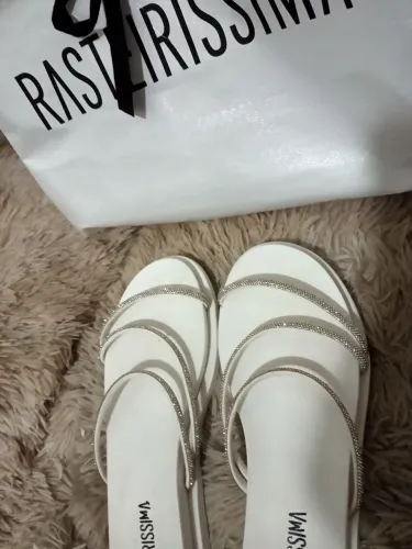 Vendo linda papete branca de tiras toda em estrass número 38