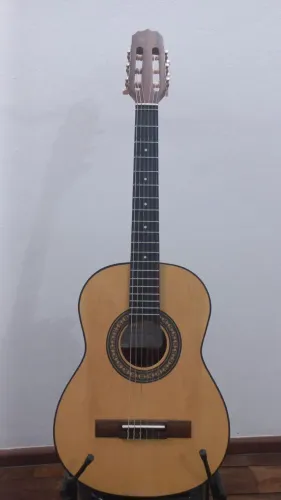 Violão Rozini Estudante Baby Fosco, roldanas e capa com zíper lateral. Coruja no fundo.