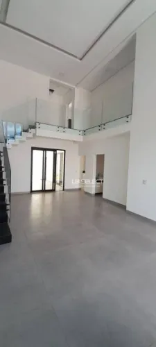Casa alto padrão em condomínio fechado na zona leste com quatro suítes e 4 vagas de garage