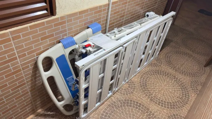 CAMA HOSPITALAR COM COLCHÃO GERIÁTRICO D45D45.