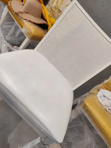 Cadeira de madeira com laca branco e estofado de couro 