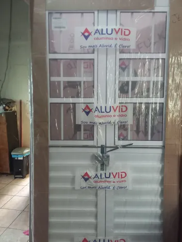Porta de alumínio branco 100 metro de largura por 210 altura nova na embalagem ainda 