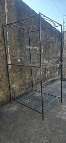 Estante de ferro suporta 1.500 kilos