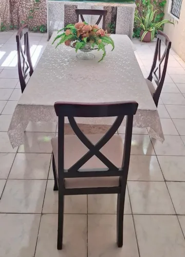 MESA DE JANTAR DE 4 LUGARES COM TAMPO DE VIDRO E BASE DE MARMORE TRAVERTINO