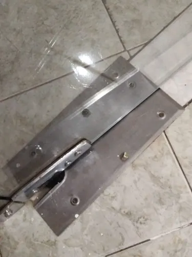 Vendo portas de vidro completa com armação em ferro semi nova