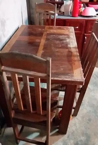 Mesa com três cadeiras 