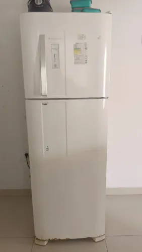 2 guarda roupa,2 sofás,1 caixa de som grande,1 geladeira grande