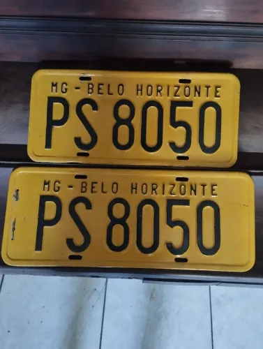 Par de placas amarelas.