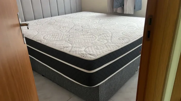 Cama king com baú