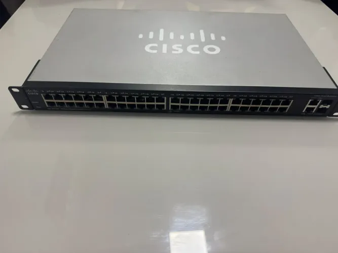 Switch Cisco SG350-52P - 52 Portas Gigabit PoE+ Gerenciável