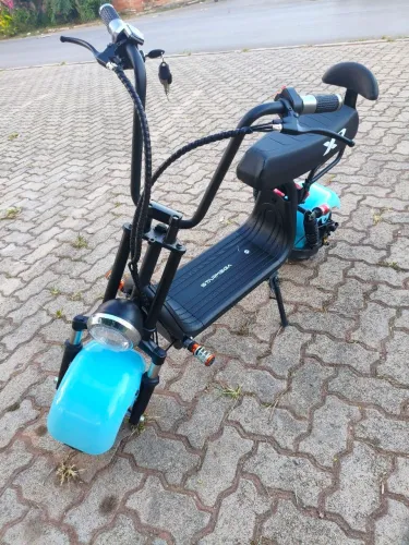 Mini scooter elétrica com motor de 1000 watts e com bateria 48 volts de lítio 