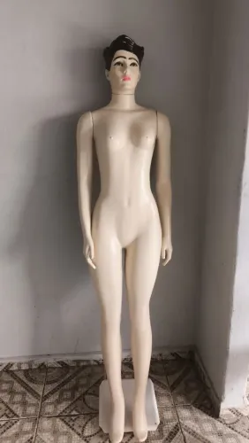 Manequin feminino completo, bem conservado.