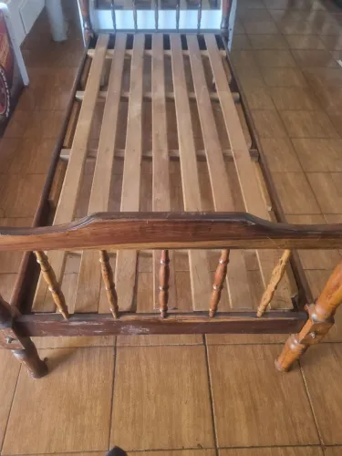 Cama de solteiro de madeira